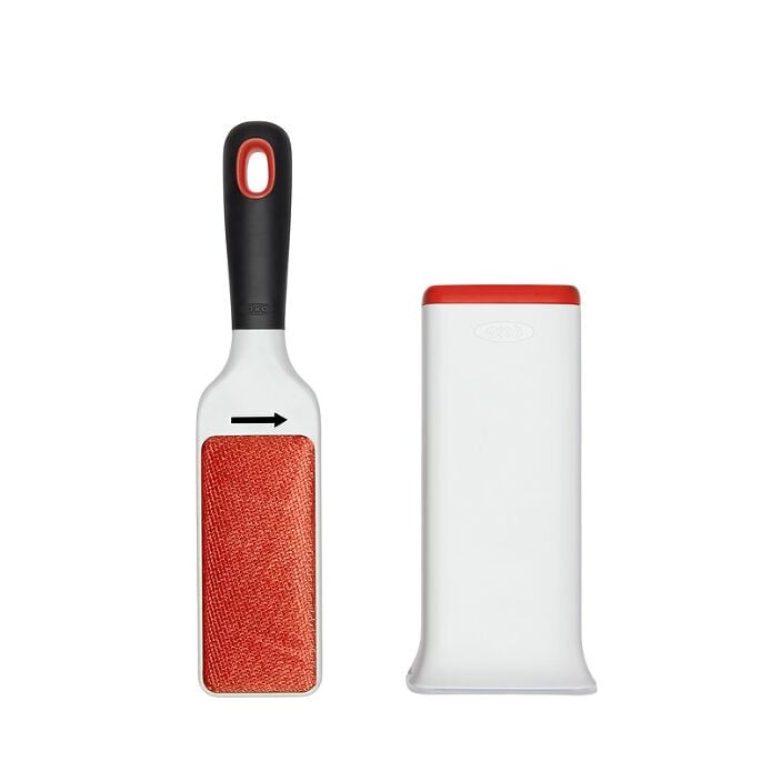 OXO FurLifter Kleiderbürste mit roter Bürstenfläche neben ihrem weißen Reinigungsgehäuse